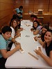 Alumnes de l’IES L’Arboç picant un patró (Autor: S. Sedó)